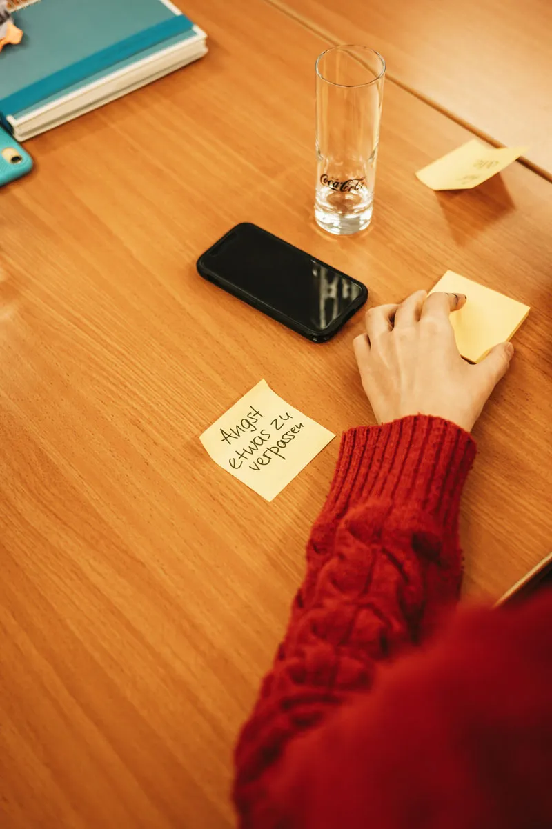 Impression points Nachhaltigkeitsworkshop: Tisch mit Zettel "Angst etwas zu verpassen" 