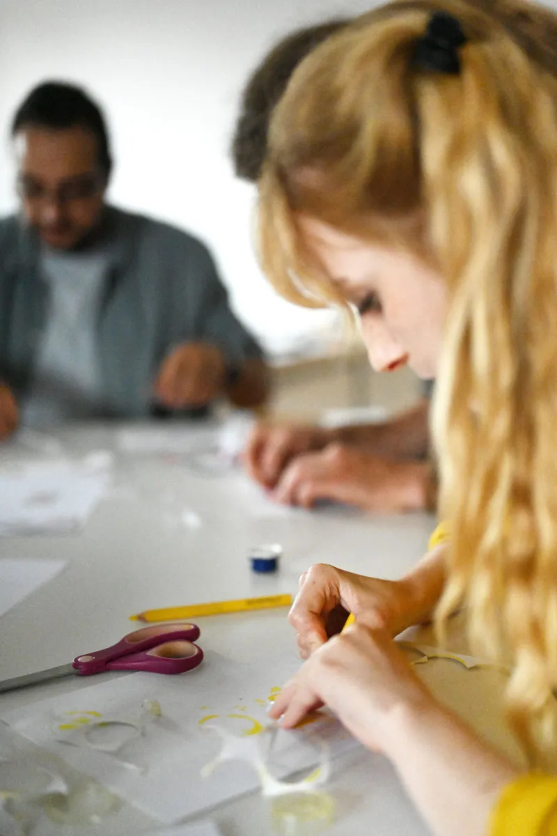 Workshop Impression: Teilnehmerin arbeitet konzentriert